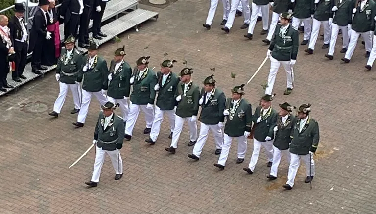 Der FT64 marschiert in grünen Uniformen bei der Parade